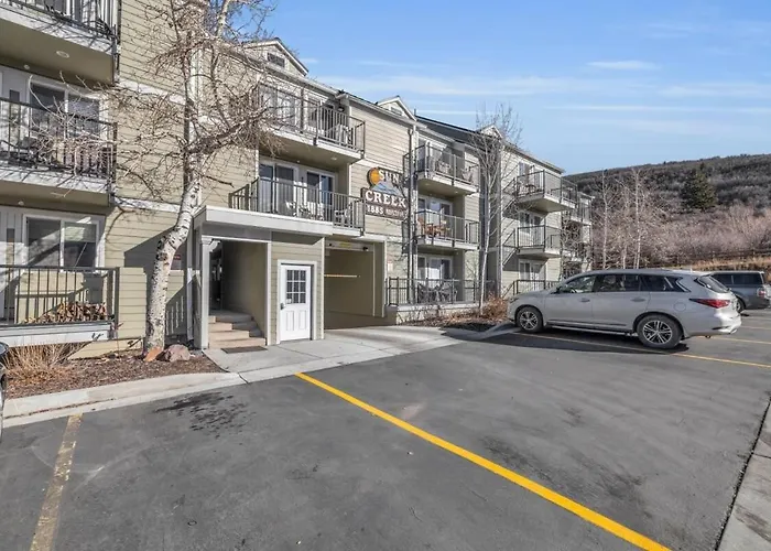 2 Bdr Townhome With Lots Of Charm Free Parking