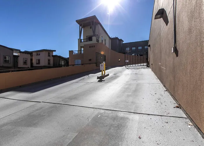 Newpark Townhome, Breathtaking Views Shopping Center Steps Away