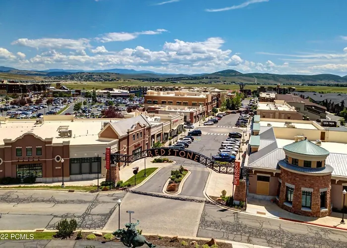 Newpark Townhome, Breathtaking Views Shopping Center Steps Away