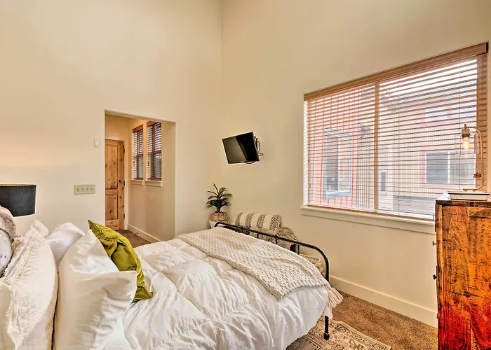 Walkable Park Mountain Getaway: Hot Tub & Views!