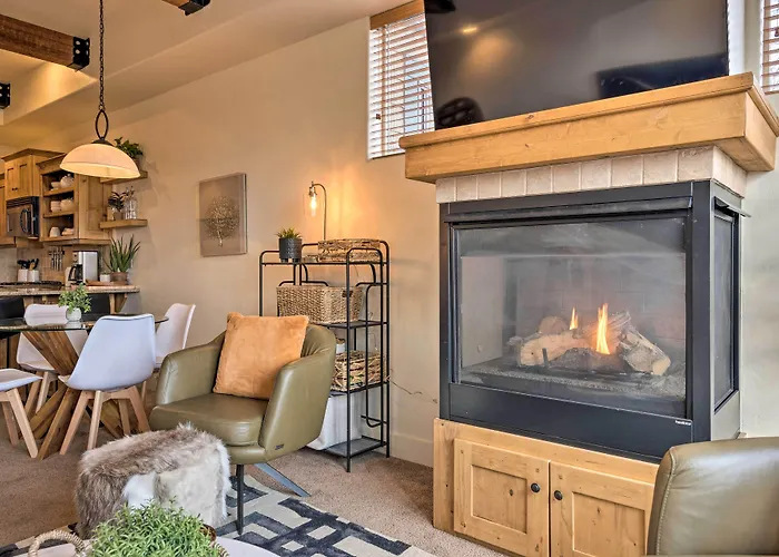 Walkable Park Mountain Getaway: Hot Tub & Views!